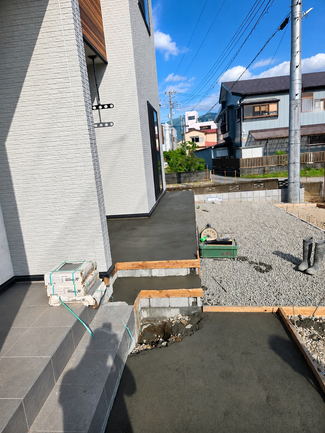 御殿場市 新築外構 タイル下地・石張り下地のコンクリート打設と階段型枠