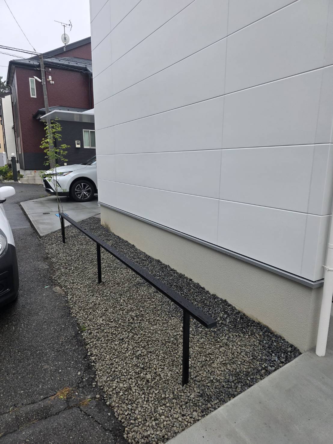 沼津市原 外構工事 建物まわりの砕石敷きと植栽