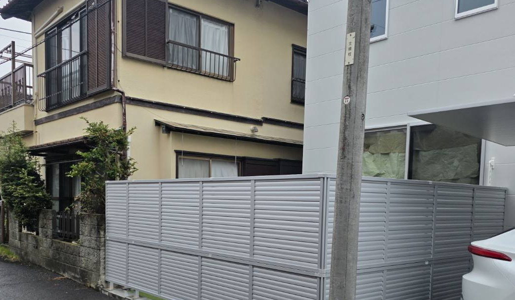 沼津市原 外構工事 道路側のアルミ横ルーバー目隠しフェンス